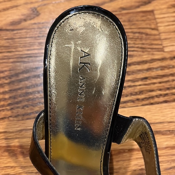 AK Anne Klein Woman’s Black and Gold Heels Size 9.5M - Picture 6 of 7